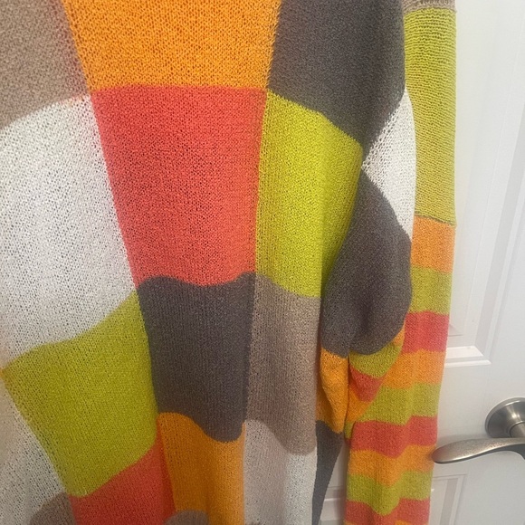 COLOR BLOCK CREWNECK SWEATER!
Material gorgeous! Like  new! Size L - Picture 8 of 8